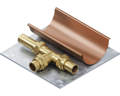 Takrännor och kopparstuprör på en yta