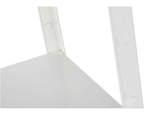 Detaljvy av en vit hylla med metallhyllbärare.