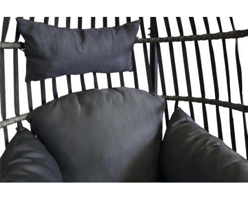 Närbild av kuddar i en hängande rottingstol