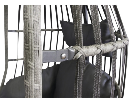 Detaljbild av en hängande rottingfåtölj med flätad struktur och sittdyna