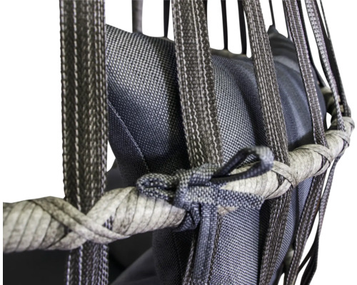 Detaljbild av en hängande korg med flätad ram och stoppning