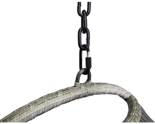 Närbild av en hänganordning med kedja och flätad ram