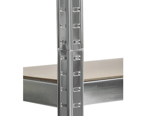 Detaljvy av en metallhylla med hyllplan