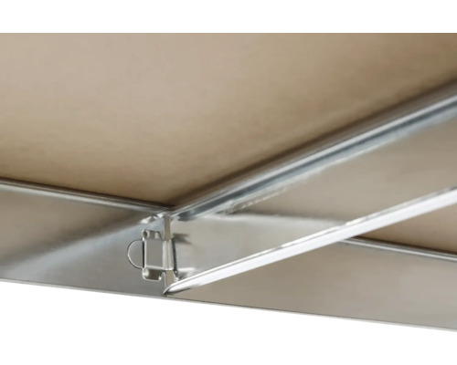 Detaljvy av en underkonstruktion med metallprofiler och en platta.