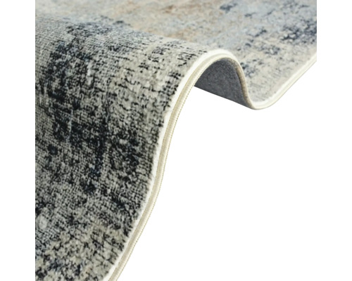 Detaljvy av en mönstrad matta med fållade kanter