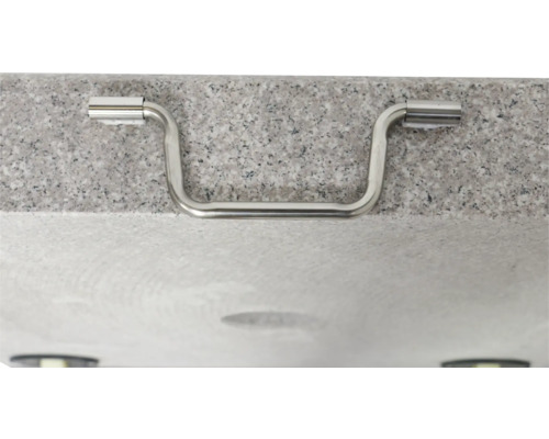 Detalj av ett förkromat stödhandtag på en tvättställsskiva