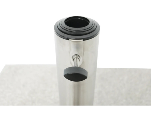 Detaljvy av ett metallparasollställ med ställskruv