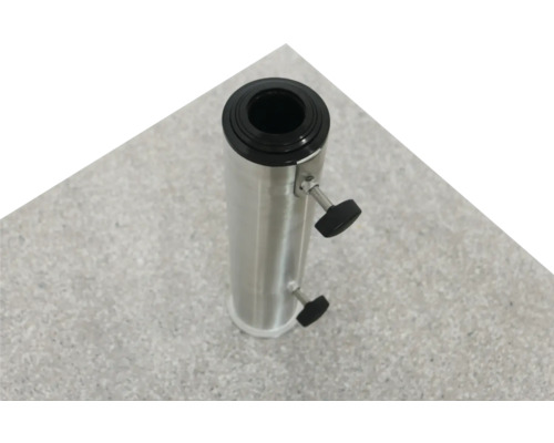 Silverfärgat parasollstativ med låsskruvar