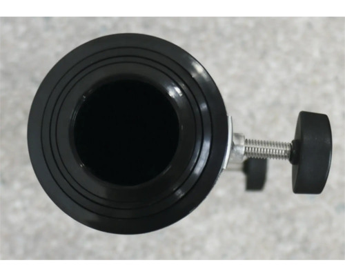 Svart teleskopfäste med skruv för fastsättning.