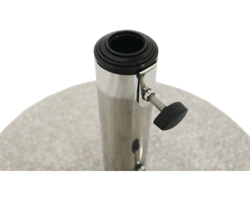 Detaljvy av ett parasollställ i metall med låsskruv