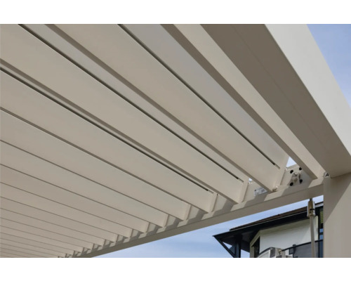 Detaljvy av ett terrassöverdrag med justerbara lameller för individuell ljusreglering.