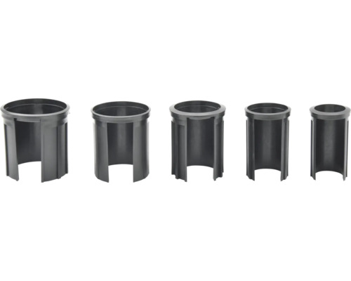 Fem tomma plaströr i olika storlekar