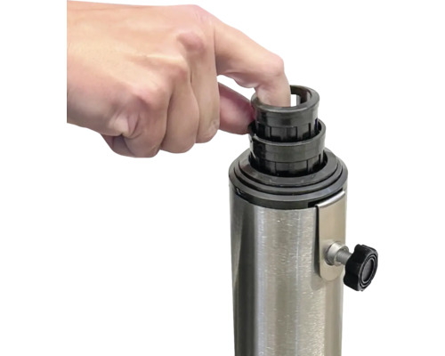 Närbild av en hand som använder ett parasollstativ