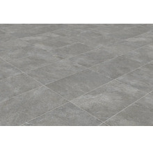 Golv med gråa plattor