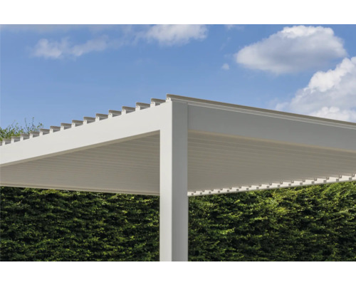 Detaljvy av ett aluminiumterrasstak med lameller