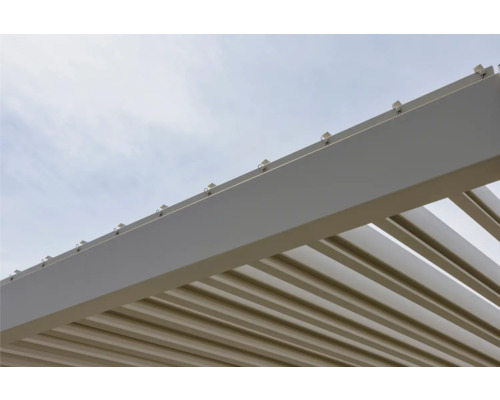 Detaljvy av en pergola med lamelltak mot en ljus himmel