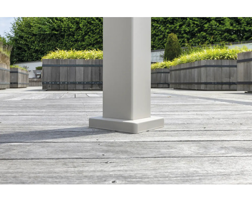 Detaljbild av en paviljongstolpe på ett trädäck med planteringskärl i bakgrunden