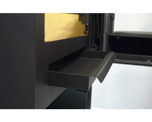 Detaljvy av en vedspis med asklåda