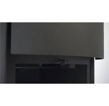 Detaljvy av en vedeldad kamin med öppet fack