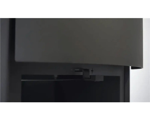 Detaljvy av en vedeldad kamin med öppet fack