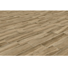 Lagt golv med plattor i träutseende.