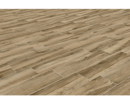 Lagt golv med plattor i träutseende.