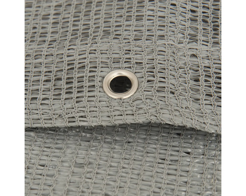 Detaljbild av ett grått solskyddsnät med ögla.
