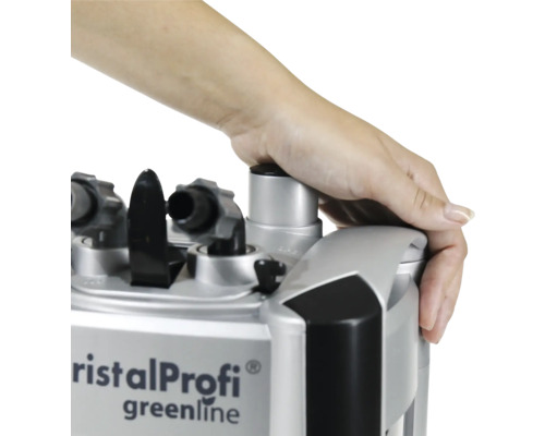 Akvariefilter med handen på locket