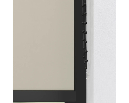 Detaljvy av en rullgardin med kedjedrag för fönsterdekoration