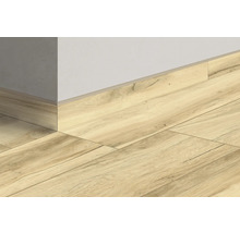 Vy över laminatgolv med matchande golvsockel på en vägg