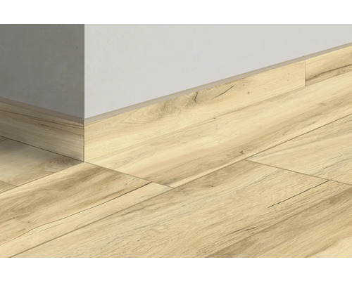 Vy över laminatgolv med matchande golvsockel på en vägg