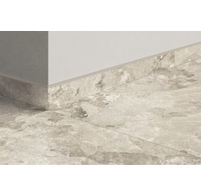 Rumshörn med golvlister och kakel