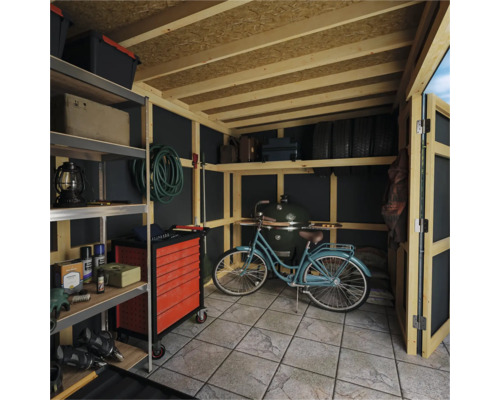 Städat redskapsbod med hyllor, verktygsvagn, cykel och grill