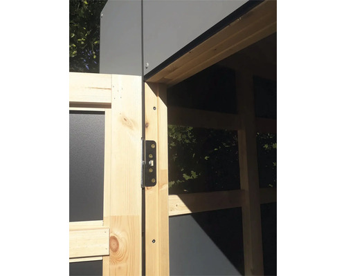 Detaljvy av ett trädgårdsskåp med trädörr och metallbeslag
