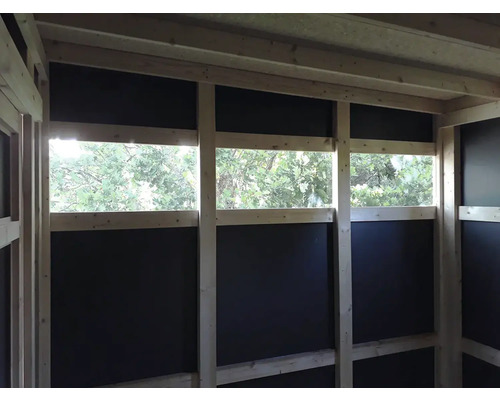 Interiör av ett trädgårdshus i trä med fönster och väggpaneler