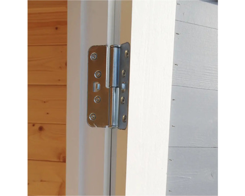 Närbild av ett dörrgångjärn i metall på en trädörr