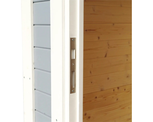 Detaljerad vy av ett dörrlås på en trädörr