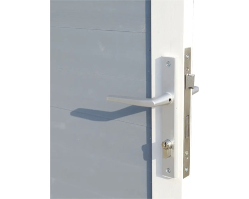 Närbild av en trädgårdsdörr med silverfärgat handtag och lås