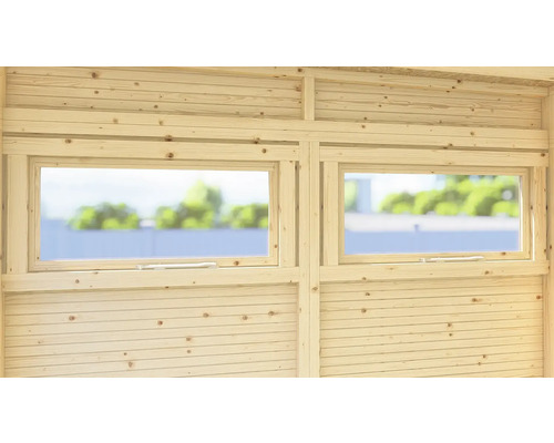 Interiörvy av ett trähus med två fönster