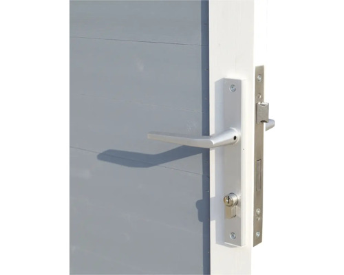 Närbild av en grå dörr med silverfärgat dörrhandtag och lås