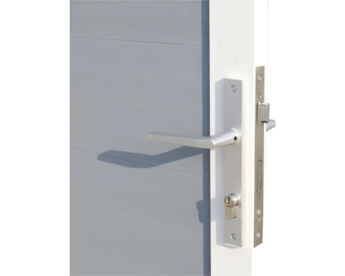 Detaljvy av en grå dörr med silverfärgat dörrhandtag och lås