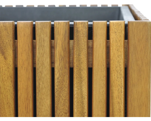 Detaljvy av en träplanteringslåda med metallinsats.