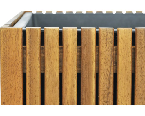 Detaljvy av en planteringslåda gjord av träribbor