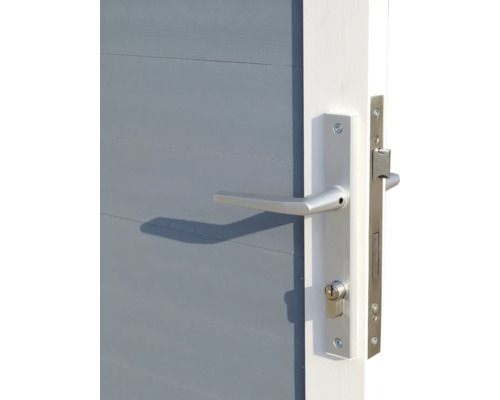 Detaljvy av en grå trädgårdsdörr med silverfärgat dörrhandtag och lås