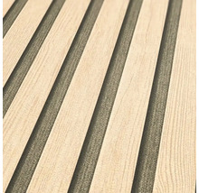 Närbild av en träpanelvägg med räfflad design