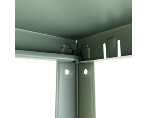 Detaljvy av en metallhylla som visar anslutningen mellan hyllorna och stödstrukturen