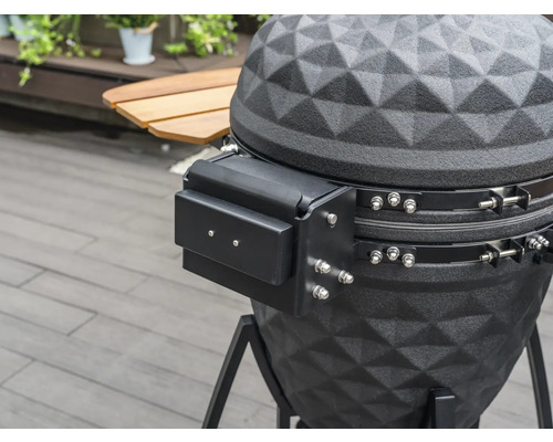 Närbild av en svart klotgrill med förvaringsutrymme