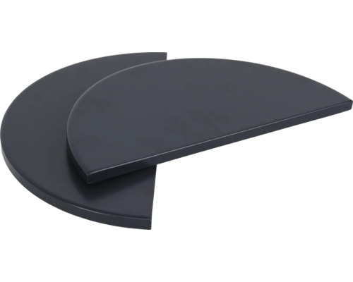 Två halvcirkelformade hyllor av trä