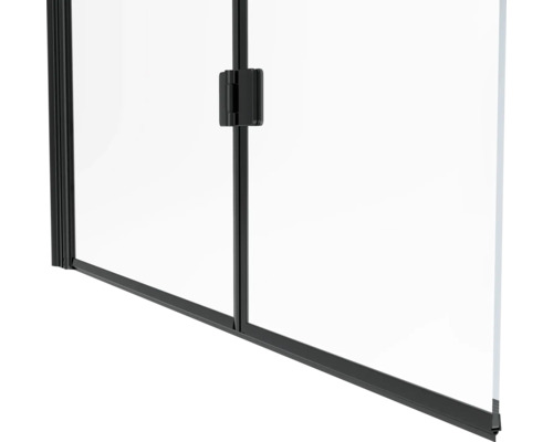 Detaljvy av duschkabin med svart ram och klart glas