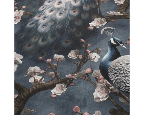 Dekorativt tyg med påfågelmönster och blommotiv.